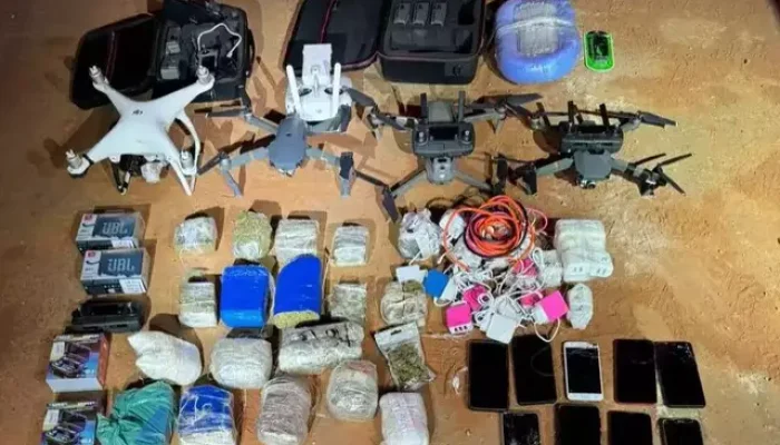 Drogas e celulares apreendidos pela PM em 2024, em caso semelhante com o desta quarta-feira (Foto: arquivo/Direto das Ruas)