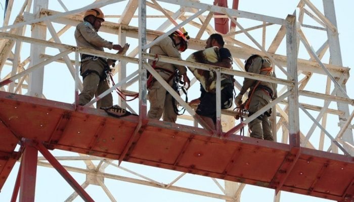 BOmbeiros conseguiram resgata o homem - Fotos: Ivinoticias