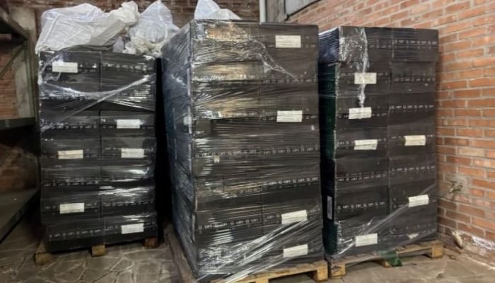 PF apreende caminhão com mais de 100 mil maços de cigarros contrabandeados