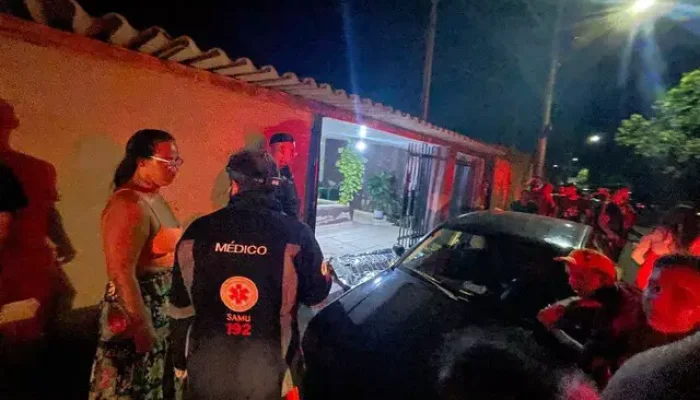 Curiosos, equipe do Samu e PM no local do crime. (Foto: TL Notícias)