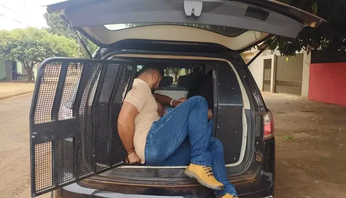 Presos em entreposto do tráfico no momento em que eram colocados em viatura (Foto: Leandro Holsbach)