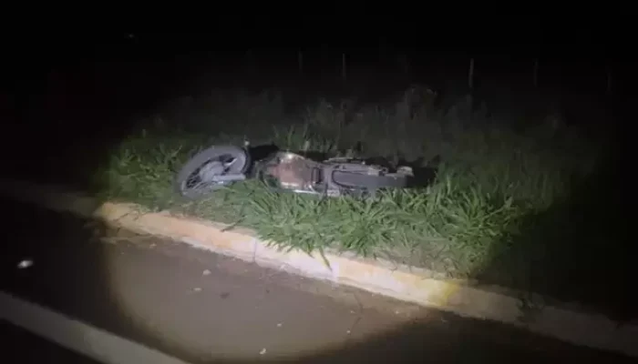 Motocicleta que a vítima pilotava foi parar em área de vegetação (Foto: Jardim MS News)
