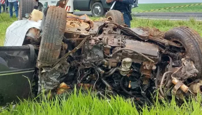 Carro de Valdete ficou totalmente destruído após batida (Foto: MS Todo Dia)