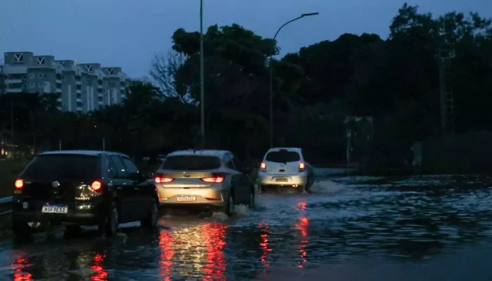 Rotatória da Avenida Interlagos alagada nesta manhã (Foto: Henrique Kawaminami)