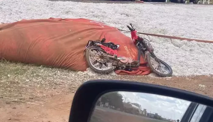 Carreta tomba e idosa é soterrada por algodão em Chapadão do Sul