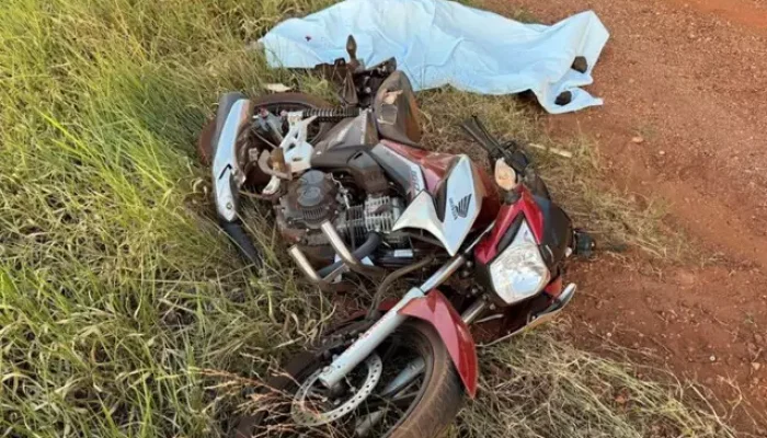 Motociclista morre em rodovia atingido por carreta e caminhão-tanque