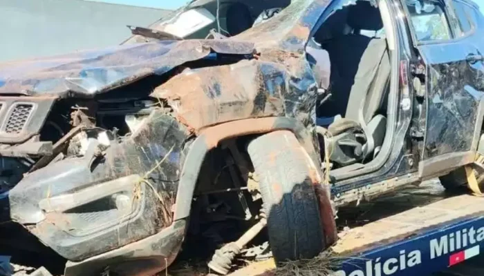 Jeep destruido após capotagem em estrada de Paranhos. (Foto: A Gazeta News)