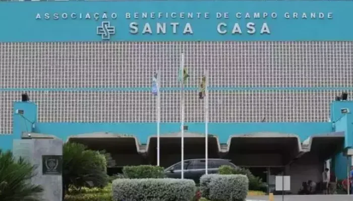 Fachada da Santa Casa para onde idoso foi levado (Foto: Juliano Almeida)