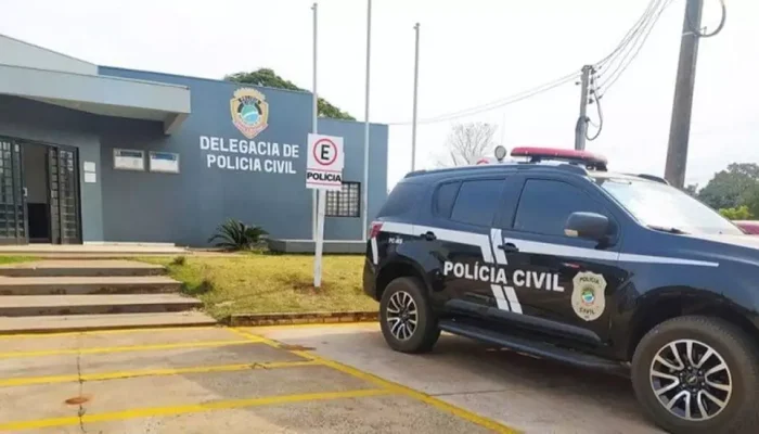 Viatura em frente à Delegacia de Amambai onde caso foi registrado (Foto: Divulgação | PCMS)