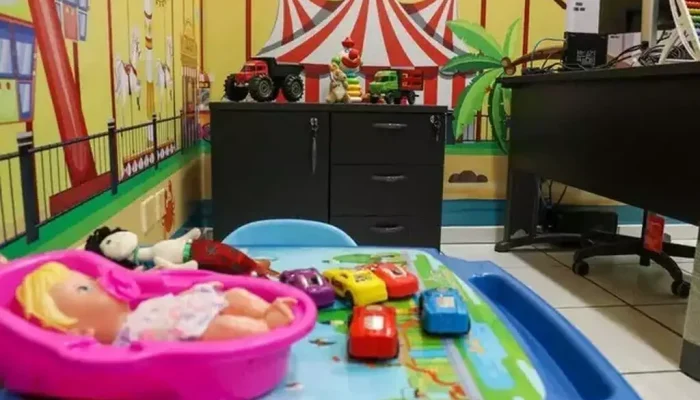 Brinquedos e paredes coloridas para atender crianças e adolescentes vítimas de violência. (Foto: Henrique Kawaminami)