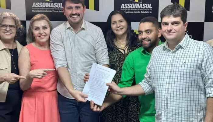 Prefeito de Itaquiraí, Thalles Tomazelli (PSDB) entrega inscrição de chapa para concorrer à sucessão da Assomasul para o atual presidente, prefeito de Nioaque, Valdir Júnior (Foto: Marcos Maluf)