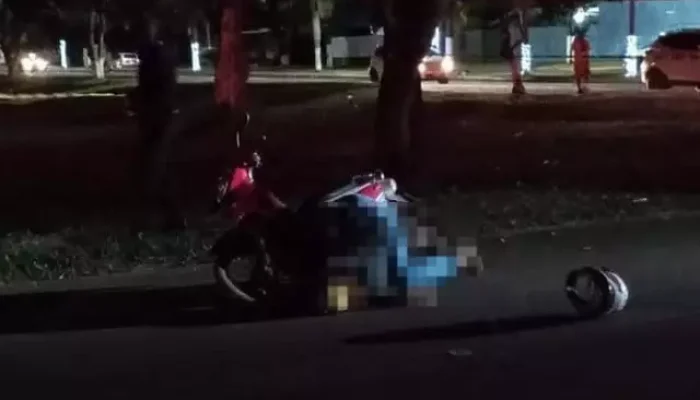 Motociclista caído ao lado de veículo. (Foto: Ponta Porã News)