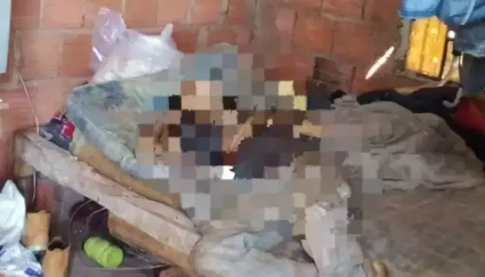Corpo de José em cima da cama onde foi encontrado na tarde de ontem (Foto: MS em Foco)