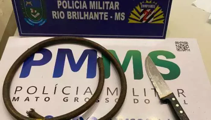 Faca e mangueira apreendidas pela PM em Rio Brilhante.