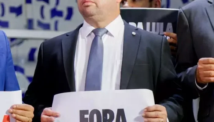 Deputado federal Rodolfo Nogueira (PL) segura um cartaz com a frase: 'Fora Lula' (Foto: Facebook)