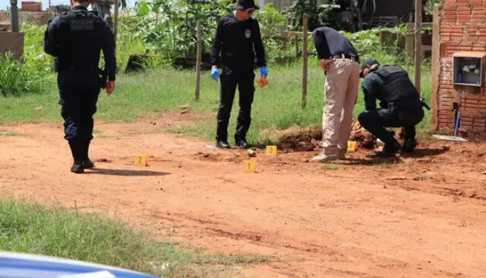 Policiais em frente à casa onde aconteceu o crime (Foto: Osmar Veiga )
