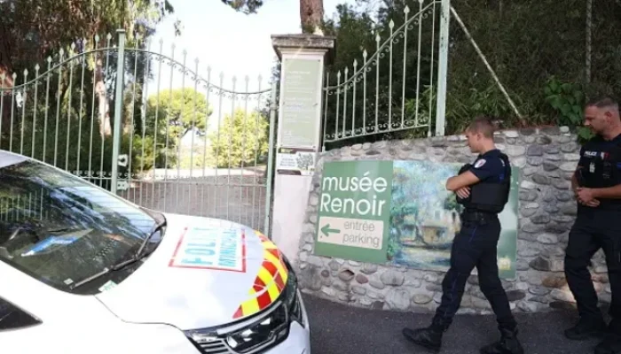 Policiais na entrada do Museu Renoir em Cagnes-sur-Mer.