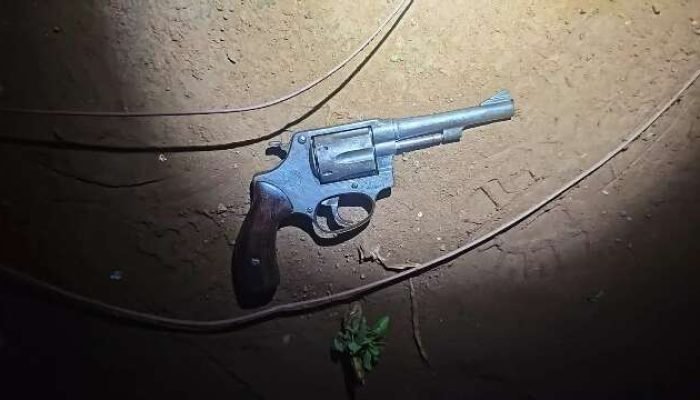 Adolescente foragido morre ao apontar arma para policiais