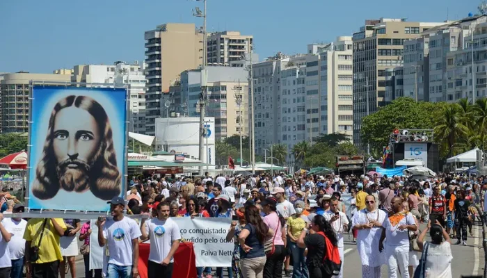 Caminhada pela liberdade religiosa na Praia de Copacabana em 2023. (Foto: Tomaz Silva/Agência Brasil)
