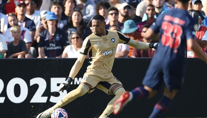 John, ex-Botafogo, é chamado para amistosos após lesão de Ederson