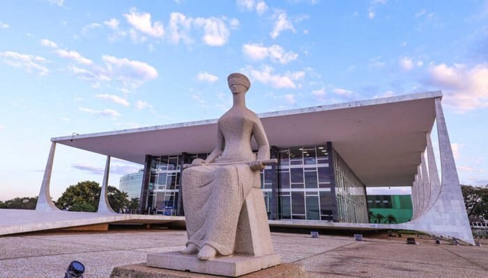 Estátua da Justiça em frente ao Supremo Tribunal Federal.