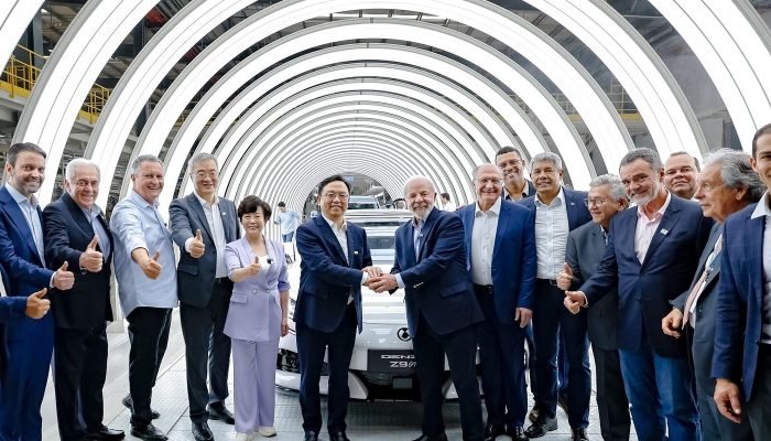 Fábrica de carros elétricos da BYD demonstra confiança no Brasil, diz Lula