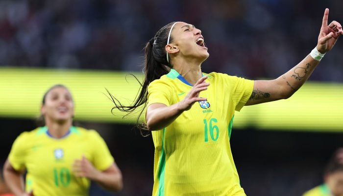 Com uma a menos, seleção feminina vence amistoso contra Inglaterra Com uma a menos, seleção feminina vence amistoso contra Inglaterra