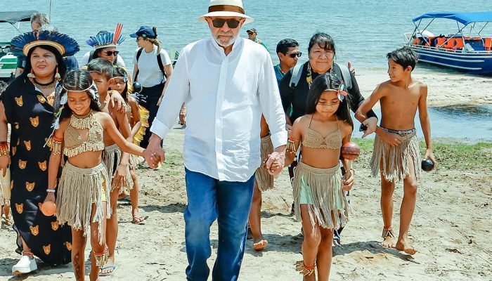 Lula Promete Energia a Aldeia Indígena no Pará