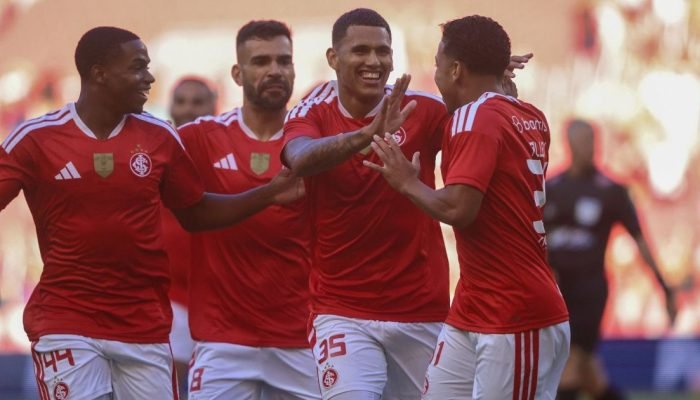 Jogadores do Internacional celebram primeiro gol de vitória sobre o São Luiz • S