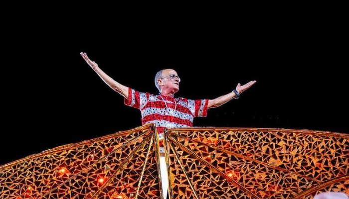 Mestre Ciça aparece durante desfile da Unidos do Viradouro na Sapucaí — Foto: Me