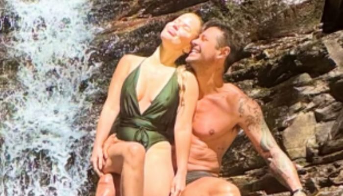 Dado Dolabella aproveita romance com namorada em cachoeira de Goiás