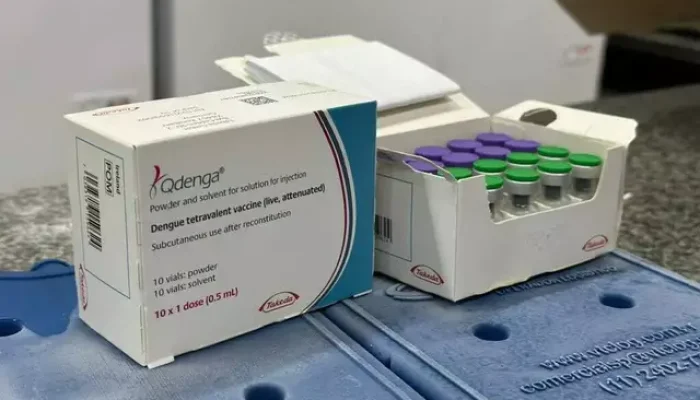 Caixas e ampolas da Qdenga, imunizante adotado para a contenção da dengue em âmbito nacional. (Foto: Arquivo/Marcos Maluf)