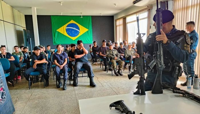 Alunos recebem orientações sobre segurança e conhecem equipamentos do Canil do 4