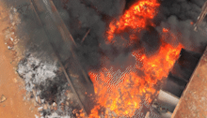 Fumaça de incêndio em reciclagem assusta moradores no Jardim Leblon