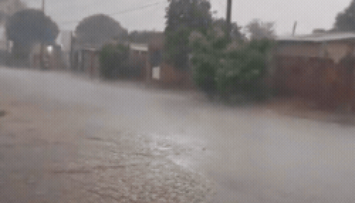 Enxurradas se formam em Campo Grande após pancadas de chuva