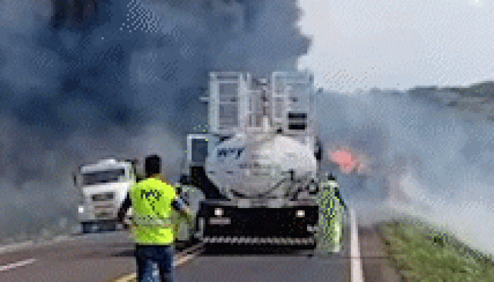 Caminhão carregado de diesel pega fogo e interdita totalmente a BR-158