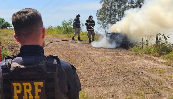 Homem Foge da PRF e Incendeia Carro com 300 Kg de Maconha em Naviraí