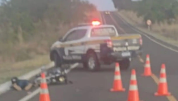 Viatura da Polícia Militar atendendo ocorrência de acidente em rodovia.