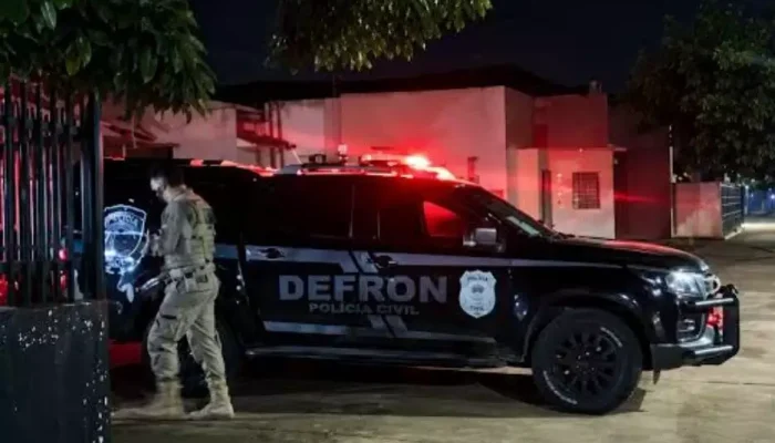 Viatura da DEFRON Polícia Civil estacionada à noite com giroflex.