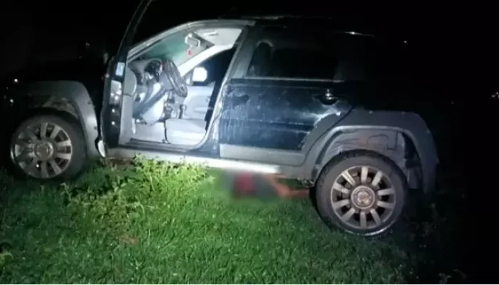 Corpo de Valmir estava embaixo do veículo quando policiais chegaram (Foto: Divulgação)
