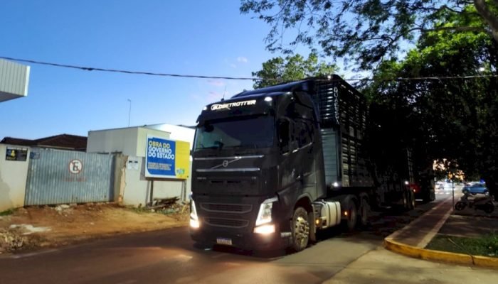 Carreta Boiadeira Presa em Fios Causa Transtorno em Caarapó