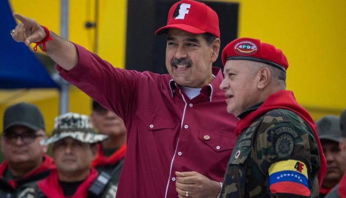 Rússia rejeita falha em defesa e afirma ter nomes de traidores de Maduro