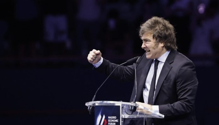 Manifestantes enfrentam segurança durante votação no Senado argentino em Buenos