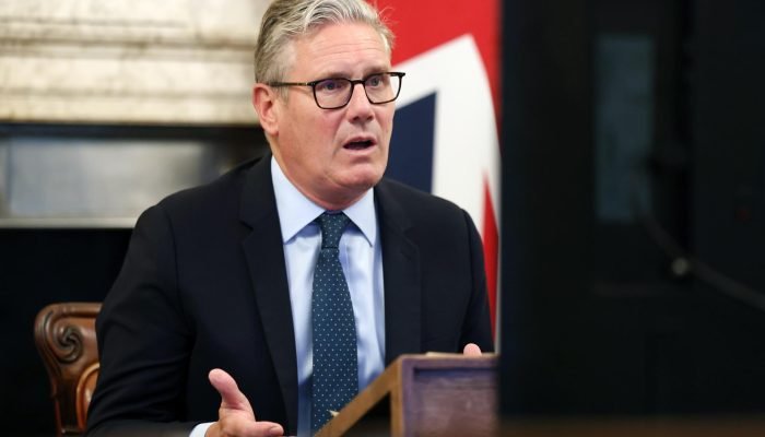 Premiê do Reino Unido admite que sabia de vínculos de político trabalhista com Epstein