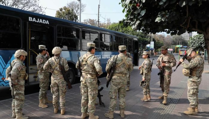 Operação policial no bairro de Independência, em Lima — Foto: Busca Gazeta do Po