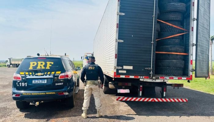 Em Naviraí (MS), PRF confisca carga de cigarros e pneus