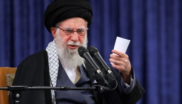 Khamenei durante pronunciamento sobre relações com os EUA. — Foto: Busca Gazeta