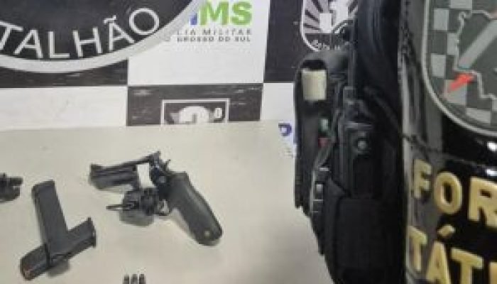 Dupla é presa com pistola, revólver e 68 munições em casa