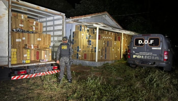 DOF fecha entreposto, recupera caminhão roubado e apreende 70 mil pacotes de cigarros