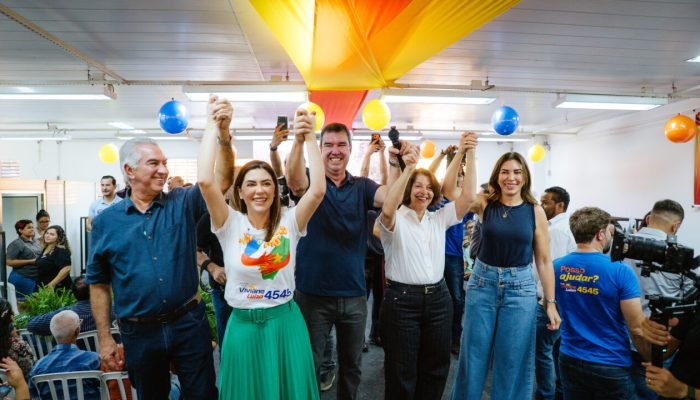 Lideranças políticas com mãos erguidas em sinal de união.